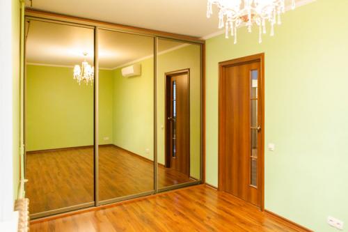 Как использовать глубокие полки в шкафу. Самая неудобная мебель для хранения