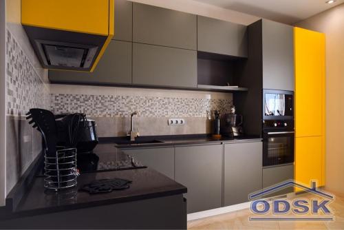 Кухня с яркими желтыми акцентами 04