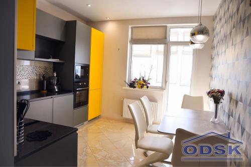 Кухня с яркими желтыми акцентами 02