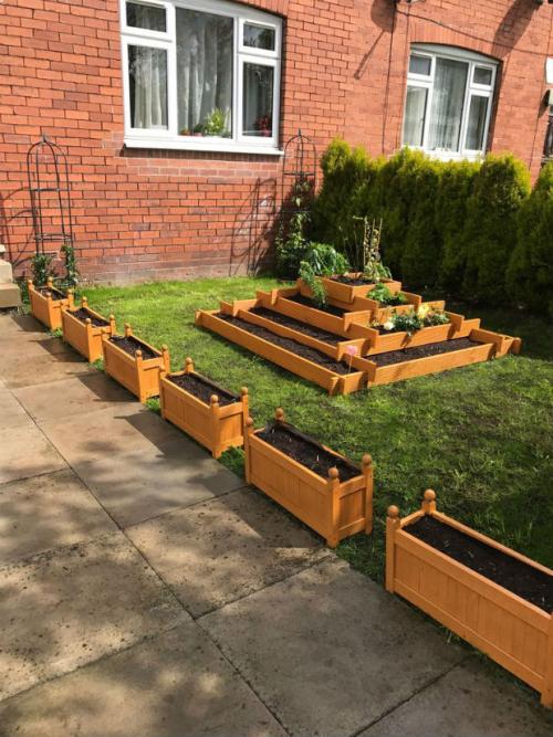 Забор для клумбы из дерева своими руками. Ограждение для клумб и грядок из дерева — красота с природным началом (более 70 фото)