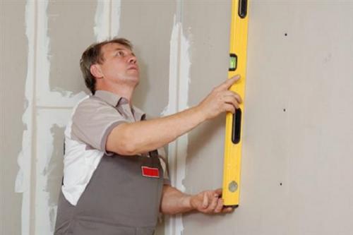 Как проверить качество отшпаклеванных стен. Как дилетанту проверить качество отшпаклеванных стен