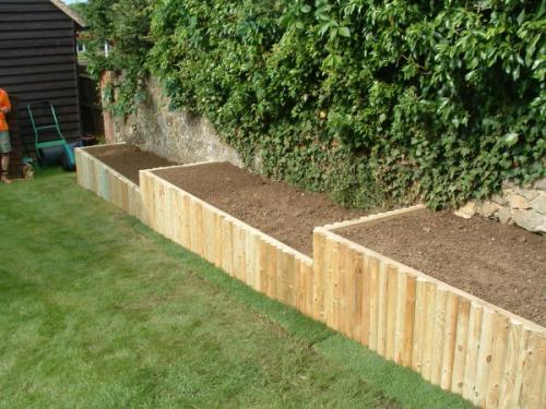 Забор для клумбы из дерева своими руками. Ограждение для клумб и грядок из дерева — красота с природным началом (более 70 фото)