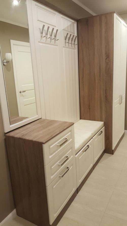 Шкаф кладовка в коридоре. Гардеробная в подсобном помещении 15