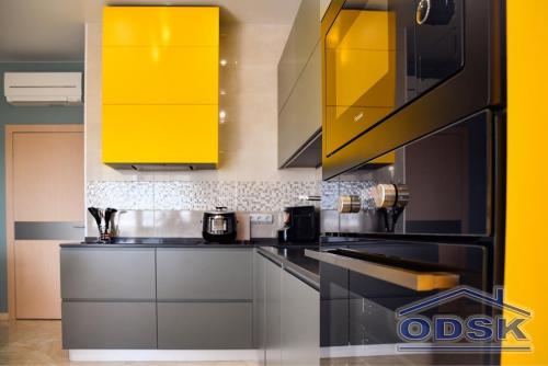 Кухня с яркими желтыми акцентами 03