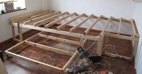 Кровать подиум в узкой комнате. Идеи дизайна маленькой квартиры: кровать-подиум