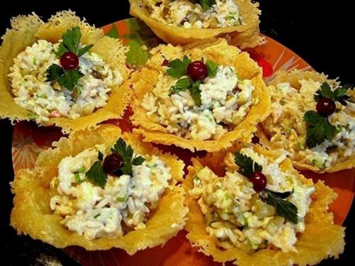 Как сделать сырную тарелку. Сырная тарелка для салата. Как сделать сырную корзинку