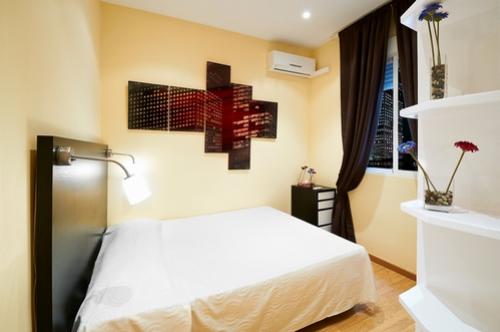 Узкая спальня, как поставить кровать. Планировка узкой спальни: как поставить кровать