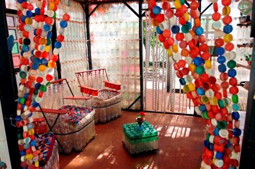 Поделки из пластиковых бутылок своими руками для дома. Пуфик из пластиковых бутылок своими руками 24 Поделки из пластиковых бутылок своими руками для дома. Пуфик из пластиковых бутылок своими руками 24