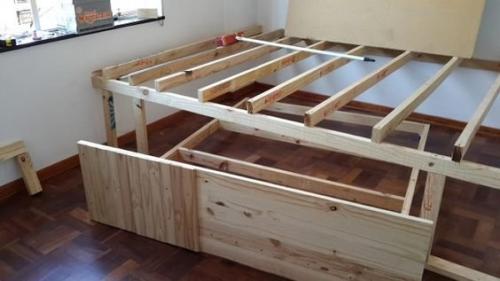 Кровать подиум в узкой комнате. Идеи дизайна маленькой квартиры: кровать-подиум