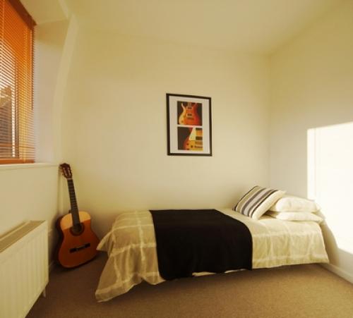 Узкая спальня, как поставить кровать. Планировка узкой спальни: как поставить кровать