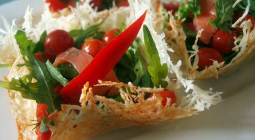 Как сделать сырную тарелку. Сырная тарелка для салата. Как сделать сырную корзинку