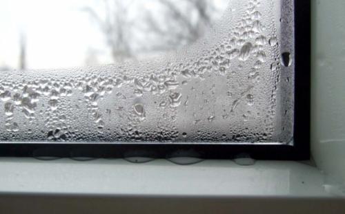 Можно ли зимой устанавливать пластиковые окна в частном доме. Конденсат на окнах и плесень на откосах: причины и решение проблемы