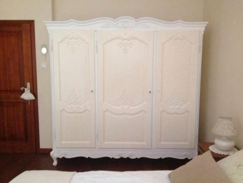 Как покрасить старую мебель. Как покрасить мебель из ДСП в домашних условиях.