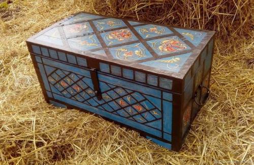 Как отреставрировать своими руками сундук. Реставрация сундука в стиле винтаж 06