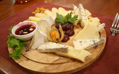 Сырная тарелка ресторан. Cырная тарелка