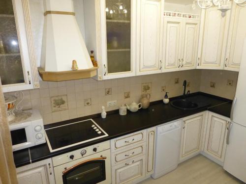 Шторы для черно белой кухни. Кухонный гарнитур в дизайне черно белой кухни