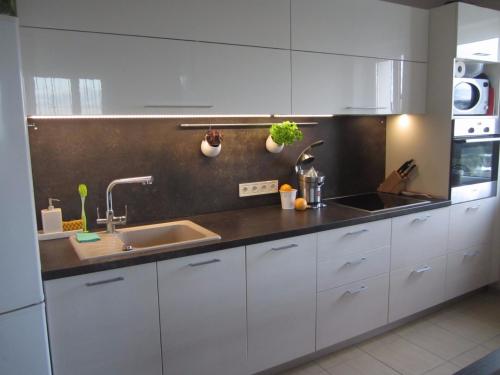 Шторы для черно белой кухни. Кухонный гарнитур в дизайне черно белой кухни