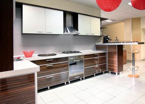 Кухня стилла с алюминиевым профилем. Свойства алюминия в интерьере кухни 01 Кухня стилла с алюминиевым профилем. Свойства алюминия в интерьере кухни 01