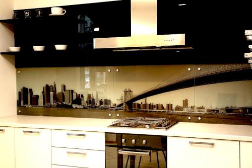 Шторы для черно белой кухни. Кухонный гарнитур в дизайне черно белой кухни