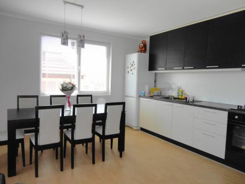 Шторы для черно белой кухни. Кухонный гарнитур в дизайне черно белой кухни