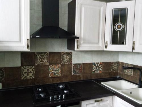 Шторы для черно белой кухни. Кухонный гарнитур в дизайне черно белой кухни 07