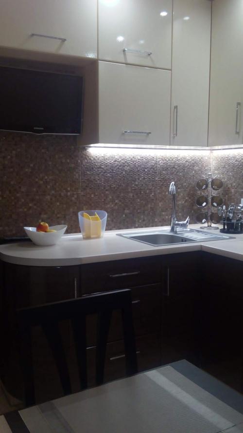 Шторы для черно белой кухни. Кухонный гарнитур в дизайне черно белой кухни