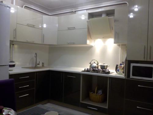 Шторы для черно белой кухни. Кухонный гарнитур в дизайне черно белой кухни