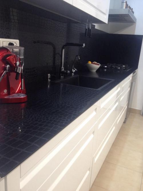 Шторы для черно белой кухни. Кухонный гарнитур в дизайне черно белой кухни