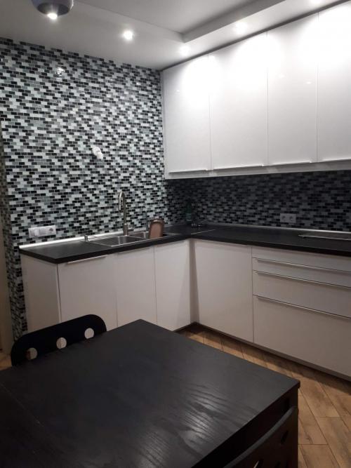 Шторы для черно белой кухни. Кухонный гарнитур в дизайне черно белой кухни