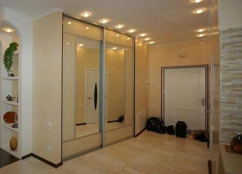 Шкаф купе в прихожую с зеркалом. Виды
