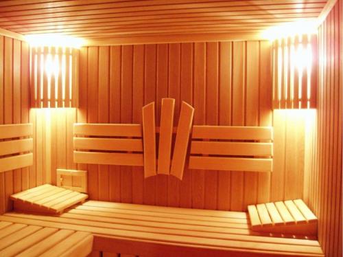 Сочетание камня и дерева в интерьере бани. Внутренний дизайн бани