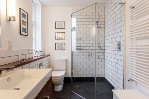 Как обустроить маленькую ванную комнату с душевой кабиной. Подбираем душевую кабину