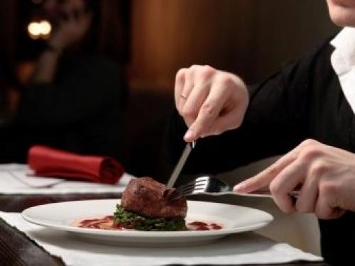 Как правильно сидеть за столом во время еды. Как себя вести за столом в официальной обстановке 10