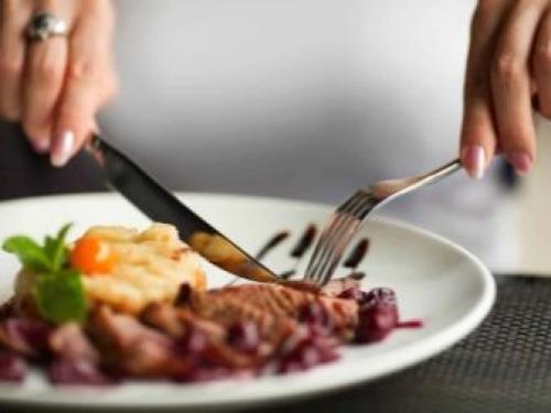 Как правильно сидеть за столом во время еды. Как себя вести за столом в официальной обстановке 07