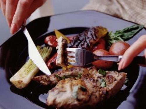 Как правильно сидеть за столом во время еды. Как себя вести за столом в официальной обстановке 09