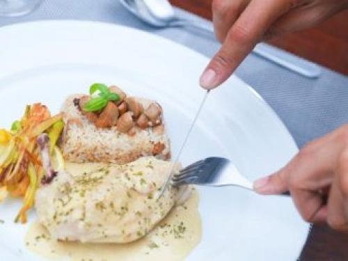 Как правильно сидеть за столом во время еды. Как себя вести за столом в официальной обстановке 05