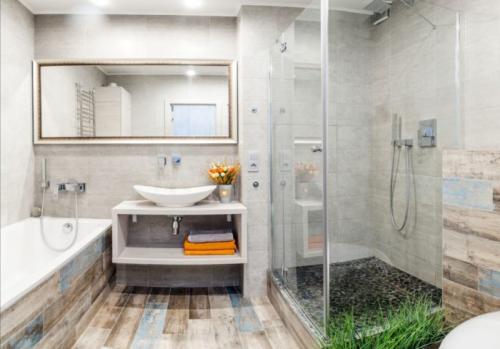 Декор для плитки в ванной. 6 правил и 4 типа плитки в ванную