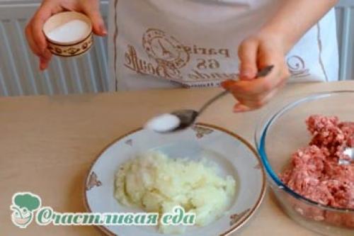 Как сделать сочный фарш для беляшей. Тем временем сделаем фарш для беляшей: