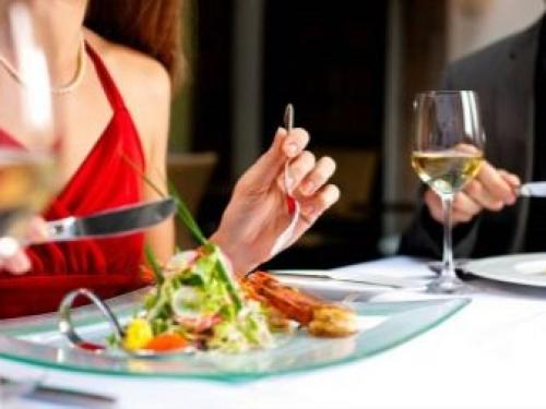 Как правильно сидеть за столом во время еды. Как себя вести за столом в официальной обстановке 06