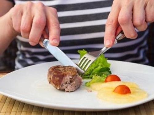 Как правильно сидеть за столом во время еды. Как себя вести за столом в официальной обстановке 11