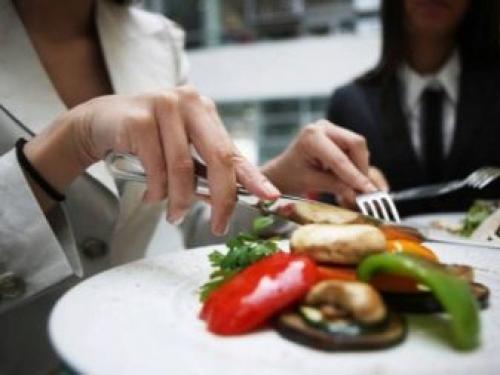 Как правильно сидеть за столом во время еды. Как себя вести за столом в официальной обстановке 12