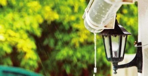 Водосток из подручных материалов. Простой и бесплатный вариант водостока для дачи своими руками