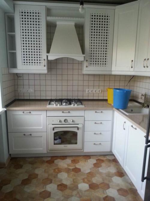 Зал студия с кухней в хрущевке. Белая кухня совмещенная с гостиной в хрущевке 5,6 кв.м.