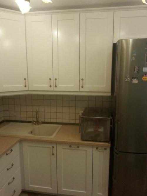 Зал студия с кухней в хрущевке. Белая кухня совмещенная с гостиной в хрущевке 5,6 кв.м.