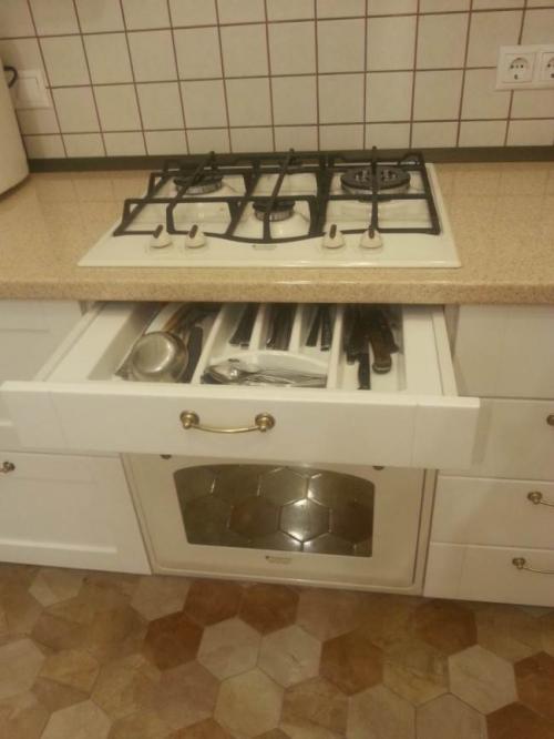 Зал студия с кухней в хрущевке. Белая кухня совмещенная с гостиной в хрущевке 5,6 кв.м.