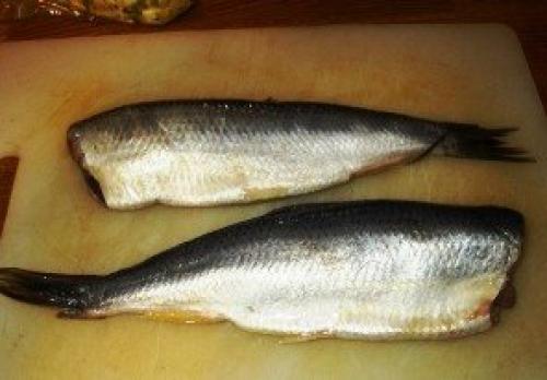 Как отделить селедку от костей одним движением. Как правильно разделать селедку, чтобы остались все самые жирные и вкусные части рыбы?