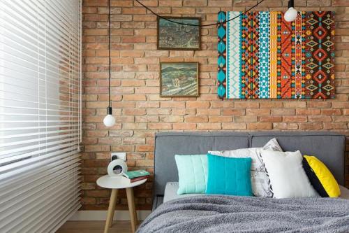 Сочетание кирпичной стены и обоев. Обои под кирпич в разных стилях