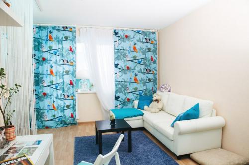 Сочетание голубого и коричневого в интерьере. Гостиная комната