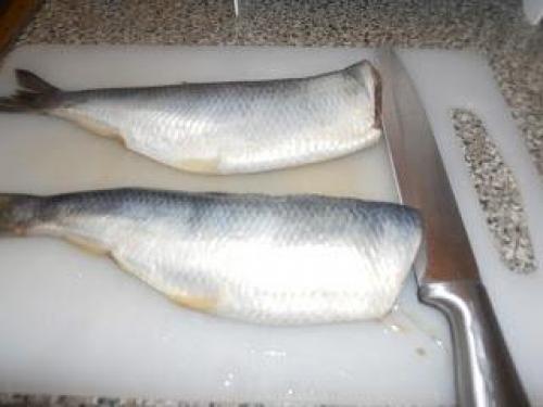 Как отделить селедку от костей быстро. Подготовка рабочего места 11