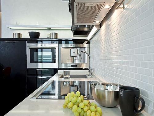 Белая кирпичная стена в интерьере гостиной 05 Белая кирпичная стена в интерьере гостиной 05